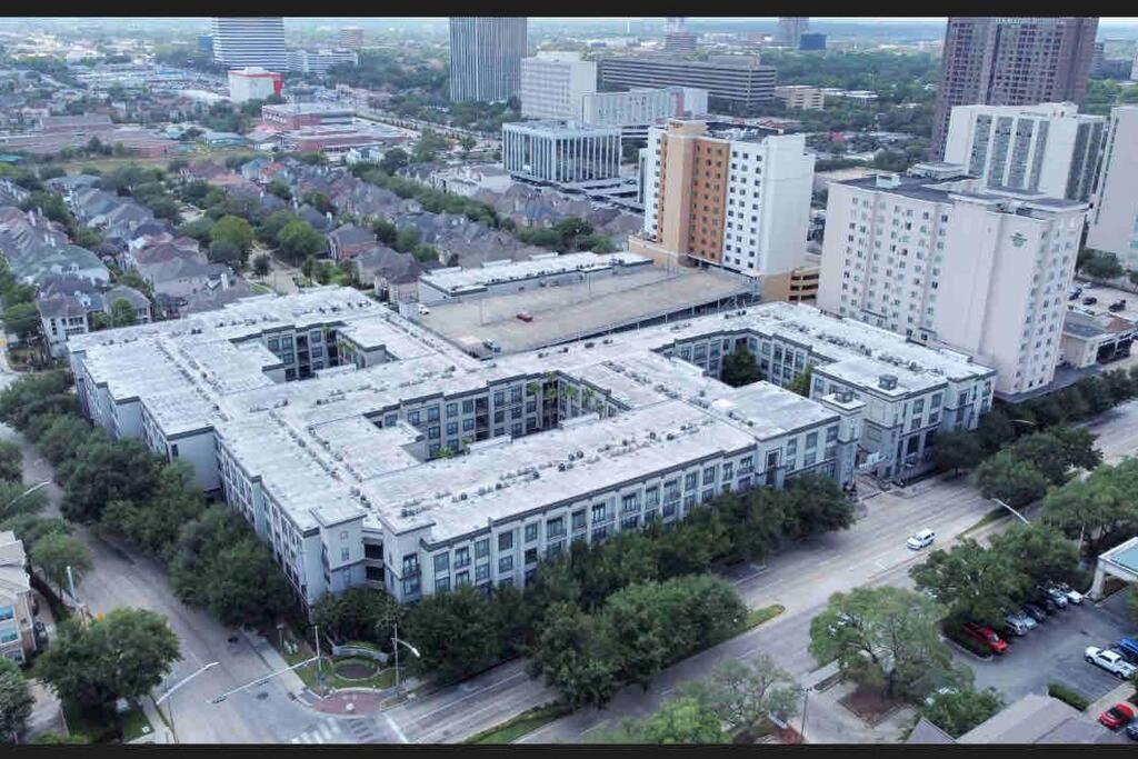 Luxury 1Bedroom/Pool View/ Galleria W/Study Desk Houston Buitenkant foto
