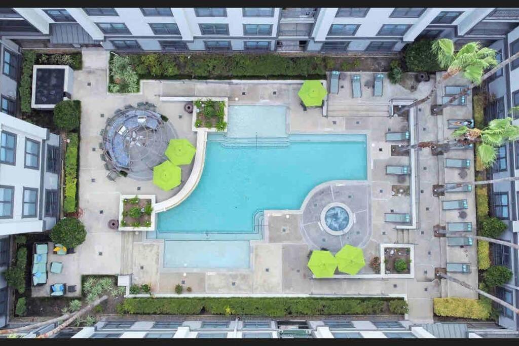 Luxury 1Bedroom/Pool View/ Galleria W/Study Desk Houston Buitenkant foto