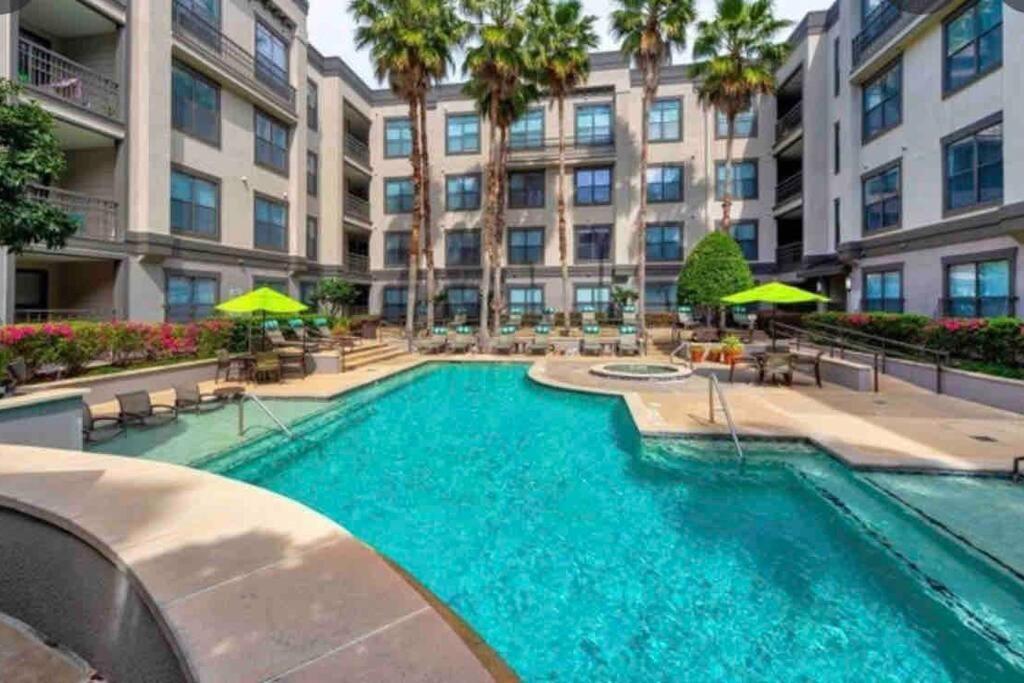 Luxury 1Bedroom/Pool View/ Galleria W/Study Desk Houston Buitenkant foto